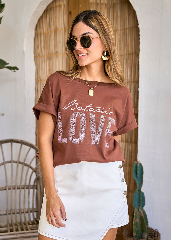 Camiseta Manga Corta Bordada y Estampada Cafe - Geranio